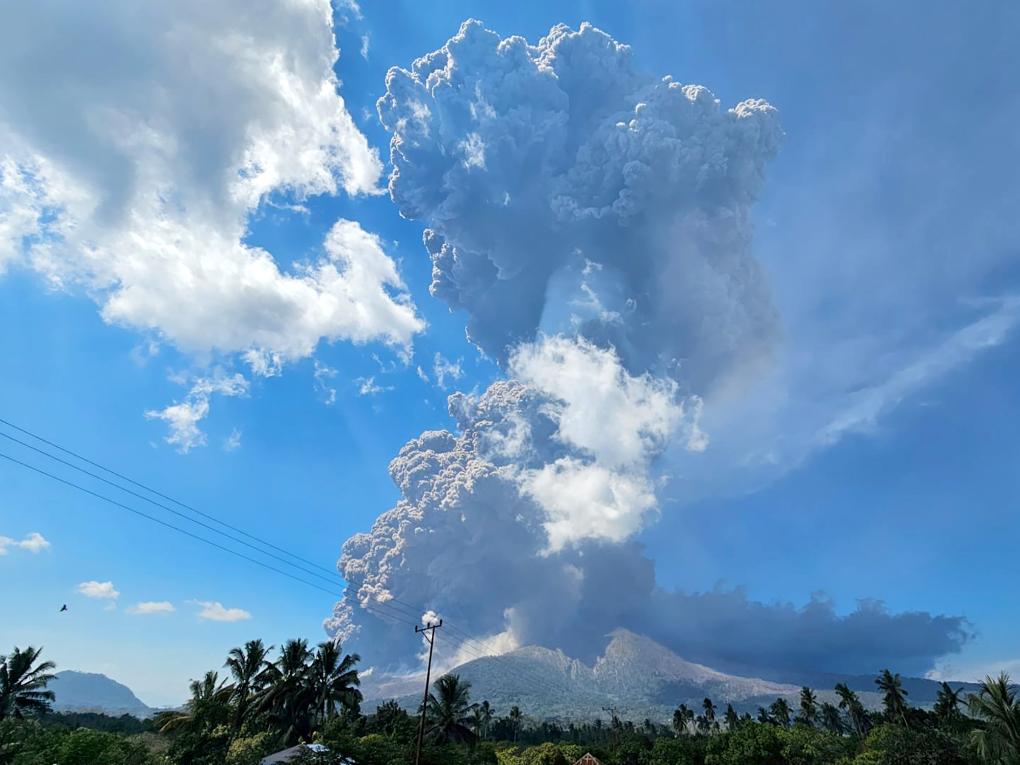 印尼一火山喷发 火山灰柱高约10公里